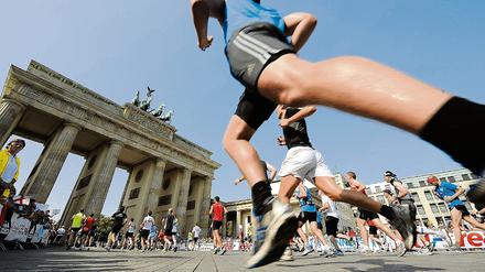 Alle durchs Tor. Der Sonntag gehörte den Sportlern, der Montag den Bauarbeitern  sie müssen die Tribünen rund ums Brandenburger Tor abbauen. Autos können die Straße des 17. Juni erst wieder ab 12 Uhr benutzen.