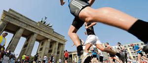 Alle durchs Tor. Der Sonntag gehörte den Sportlern, der Montag den Bauarbeitern sie müssen die Tribünen rund ums Brandenburger Tor abbauen. Autos können die Straße des 17. Juni erst wieder ab 12 Uhr benutzen.
