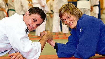 Abschied nach dem Kampf. Yvonne Bönisch  hier mit Mario Schendel  wird am Samstag ihr Team vom Mattenrand aus unterstützen. Ihre sportliche Karriere hat sie beendet und wird von ihren Vereinsgefährten verabschiedet.