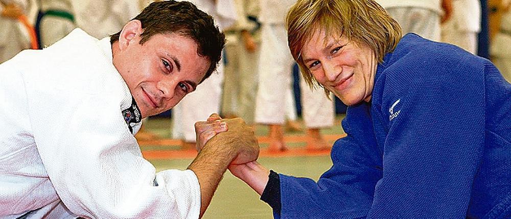 Abschied nach dem Kampf. Yvonne Bönisch  hier mit Mario Schendel  wird am Samstag ihr Team vom Mattenrand aus unterstützen. Ihre sportliche Karriere hat sie beendet und wird von ihren Vereinsgefährten verabschiedet.