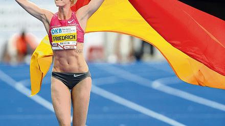 Hier macht die Leichtathletik blau. Hochspringerin Ariane Friedrich nach ihrem Sieg beim Istaf im Olympiastadion.