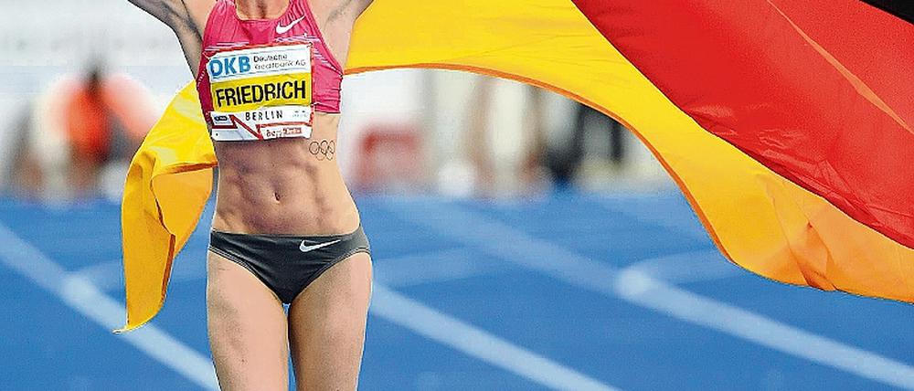 Hier macht die Leichtathletik blau. Hochspringerin Ariane Friedrich nach ihrem Sieg beim Istaf im Olympiastadion.