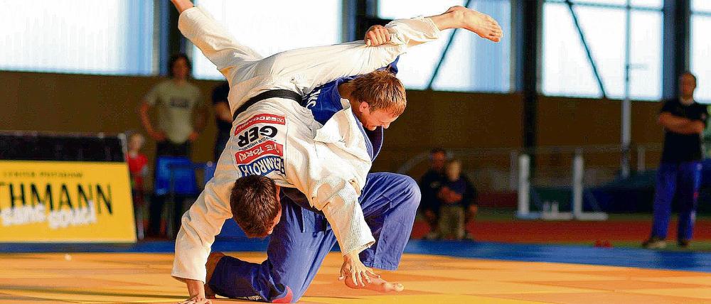 Geballte Kraft. Auch Potsdams weißrussischer Gaststarter Yuri Rybak (blaue Kleidung) ließ nichts anbrennen und setzte sich gegen Tobias Albuschies durch.