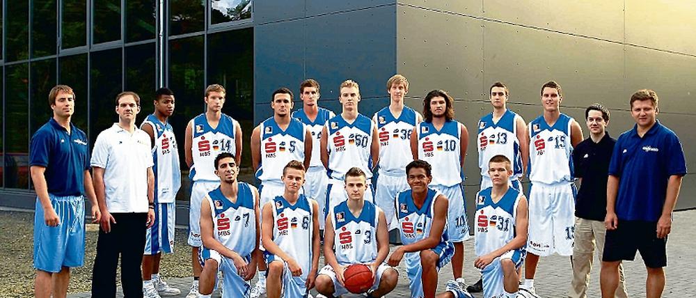 Der RSV Eintracht vor seiner neuen Spielstätte. Hinten von links Trainer Kai Buchmann, Trainer Florian Brill, Souleymane Diallo, Tim Modersitzki, Roland Hubbart, Tyler Ousley, Friedrich Lennartz, Dennis Langer, Sajmen Hauer, Bastian Bloch, Sebastian Föhrig, Trainer Jaime Meissner und Cheftrainer Vladimir Pastushenko; vorn von links Jackson Capel, Niko Schumann, Sebastian Michalak, Mucheba Zimba und Tobias Horn. Auf dem Foto fehlt Klaus Schille.