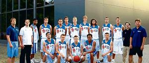 Der RSV Eintracht vor seiner neuen Spielstätte. Hinten von links Trainer Kai Buchmann, Trainer Florian Brill, Souleymane Diallo, Tim Modersitzki, Roland Hubbart, Tyler Ousley, Friedrich Lennartz, Dennis Langer, Sajmen Hauer, Bastian Bloch, Sebastian Föhrig, Trainer Jaime Meissner und Cheftrainer Vladimir Pastushenko; vorn von links Jackson Capel, Niko Schumann, Sebastian Michalak, Mucheba Zimba und Tobias Horn. Auf dem Foto fehlt Klaus Schille.