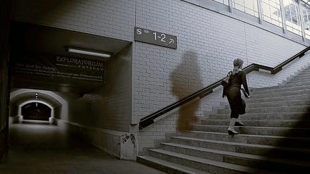 Dunkle Tunnel und einsame Treppenhäuser sorgen wie hier am Bahnhof Griebnitzsee nicht selten für ein mulmiges Gefühl. Da die kleineren Bahnhöfe nicht mehr mit Bahnpersonal besetzt sind, fahren Polizei und Bahn-Sicherheitskräfte dort Streife.