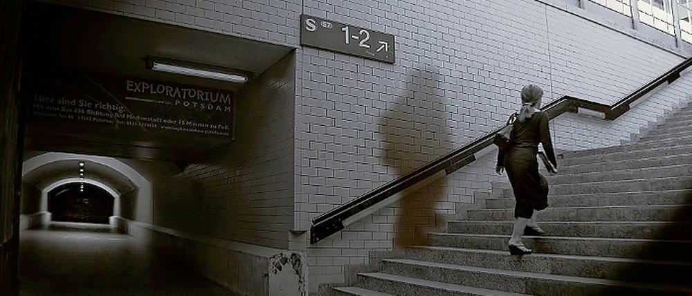 Dunkle Tunnel und einsame Treppenhäuser sorgen wie hier am Bahnhof Griebnitzsee nicht selten für ein mulmiges Gefühl. Da die kleineren Bahnhöfe nicht mehr mit Bahnpersonal besetzt sind, fahren Polizei und Bahn-Sicherheitskräfte dort Streife.