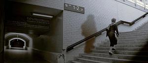 Dunkle Tunnel und einsame Treppenhäuser sorgen wie hier am Bahnhof Griebnitzsee nicht selten für ein mulmiges Gefühl. Da die kleineren Bahnhöfe nicht mehr mit Bahnpersonal besetzt sind, fahren Polizei und Bahn-Sicherheitskräfte dort Streife.