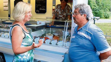 Brandenburger. CDU-Spitzenkandidatin Johanna Wanka tourte über Märkte, um sich im Land bekannt zu machen und mit Wählern ins Gespräch zu kommen so wie mit diesem Fischhändler auf dem Wochenmarkt in Eggersdorf.