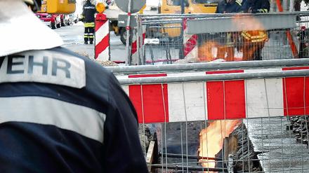Die Flamme in der Dortustraße: Stundenlang brannte ausströmendes Gas, ehe die Feuerwehr Erfolg hatte.