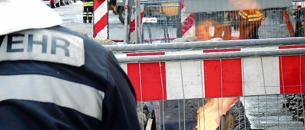 Die Flamme in der Dortustraße: Stundenlang brannte ausströmendes Gas, ehe die Feuerwehr Erfolg hatte.