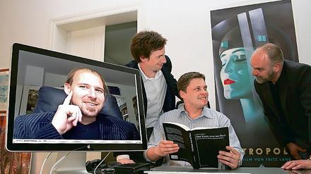 Vier Männer und eine Frau: Kai von Harbou (Mitte), die Filmmuseumsmitarbeiter Guido Altendorf (r.) und Sachiko Schmidt (2.v.l.) und der per Internet zugeschaltete Autor Andre Kagelmann erzählen über Thea von Harbou, der Drehbuchautorin von Metropolis.