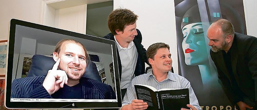 Vier Männer und eine Frau: Kai von Harbou (Mitte), die Filmmuseumsmitarbeiter Guido Altendorf (r.) und Sachiko Schmidt (2.v.l.) und der per Internet zugeschaltete Autor Andre Kagelmann erzählen über Thea von Harbou, der Drehbuchautorin von Metropolis.