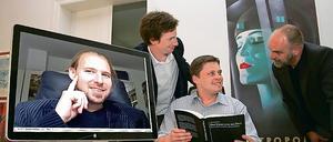 Vier Männer und eine Frau: Kai von Harbou (Mitte), die Filmmuseumsmitarbeiter Guido Altendorf (r.) und Sachiko Schmidt (2.v.l.) und der per Internet zugeschaltete Autor Andre Kagelmann erzählen über Thea von Harbou, der Drehbuchautorin von Metropolis.