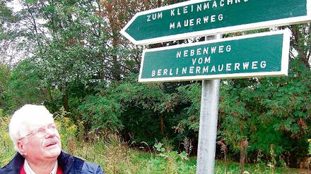 Ein Wanderwart und seine Schilder: Pünktlich zum Wendejubiläum kann Wolfgang Hirte den Kleinmachnower Mauerweg freigeben. Mit Panzerdenkmal und Kommandantenturm ist der Weg eine begehenswerte Alternative zur Strecke auf Berliner Seite.