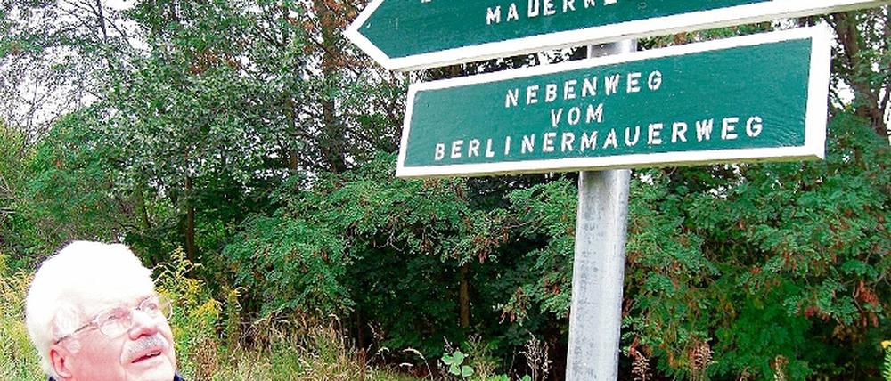 Ein Wanderwart und seine Schilder: Pünktlich zum Wendejubiläum kann Wolfgang Hirte den Kleinmachnower Mauerweg freigeben. Mit Panzerdenkmal und Kommandantenturm ist der Weg eine begehenswerte Alternative zur Strecke auf Berliner Seite.