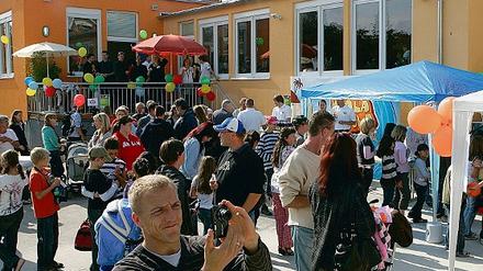 Kinder- und Medienrummel bei der Arche-Eröffnung. In einer ehemaligen Getränkehalle (o.) ist, auch dank prominenter Unterstützung wie von Günther Jauch und Henry Maske (Bild r.u.) das christliche Hilfswerk untergebracht. Viele Kinder interessierte weniger das kostenlose Essen, sondern das Ergattern von Autogrammen der TV-Gesichter.