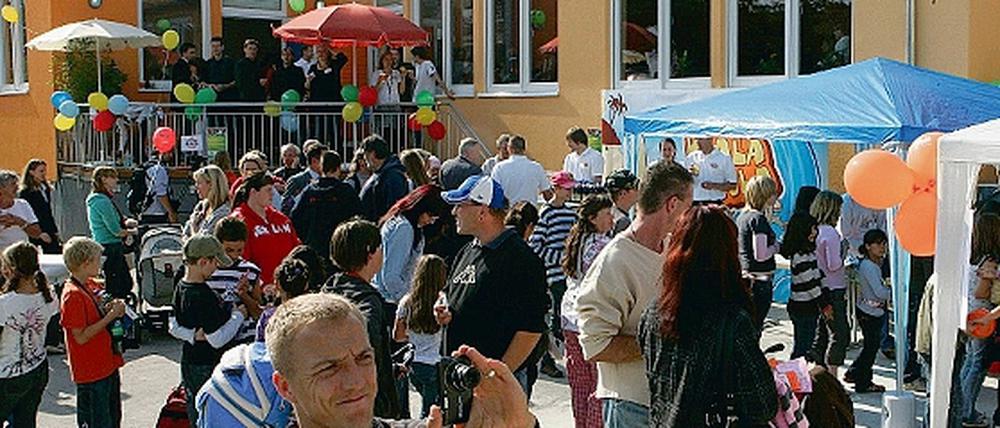 Kinder- und Medienrummel bei der Arche-Eröffnung. In einer ehemaligen Getränkehalle (o.) ist, auch dank prominenter Unterstützung wie von Günther Jauch und Henry Maske (Bild r.u.) das christliche Hilfswerk untergebracht. Viele Kinder interessierte weniger das kostenlose Essen, sondern das Ergattern von Autogrammen der TV-Gesichter.