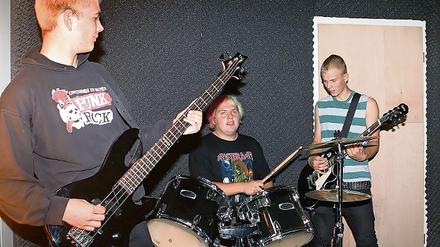 Krach machen im neuen Domizil: Lennart, Arthur und Alex sind drei der fünf Musiker, die hinter dem klangvollen Namen Urinprobe stecken. Ihren neuen Raum, um Punkrock zu üben, haben sie nach langer Suche im Lindenpark gefunden.