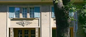 Eine Radtour der architektonischen Höhepunkte: Entlang der sogenannten Churchill-Villa in der Virchowstraße (oben) und vorbei an der Stalin-Villa in der Karl-Marx-Straße (Mitte unten). Ebenso besuchten die Teilnehmer der Tour die Ausstellung über das Holländische Viertel im Boumann-Haus in der Mittelstraße (links unten) sowie das Jagdschloss Stern.