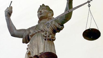 Justitia machtlos. Trotz hoher Aufklärungsquoten kommen in Deutschland nur 25 Prozent der angezeigten Fälle von sexueller Gewalt vor Gericht. Schuld daran ist unter anderem der schwierige Nachweis des Tatbestands.