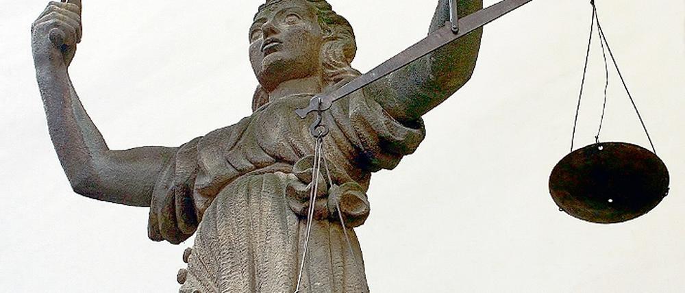 Justitia machtlos. Trotz hoher Aufklärungsquoten kommen in Deutschland nur 25 Prozent der angezeigten Fälle von sexueller Gewalt vor Gericht. Schuld daran ist unter anderem der schwierige Nachweis des Tatbestands.