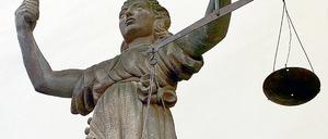 Justitia machtlos. Trotz hoher Aufklärungsquoten kommen in Deutschland nur 25 Prozent der angezeigten Fälle von sexueller Gewalt vor Gericht. Schuld daran ist unter anderem der schwierige Nachweis des Tatbestands.