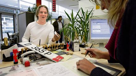 Hat das aufwendige Zulassungsprozedere bald ein Ende? Beim unbürokratischen Weg zum neuen Nummernschild sind noch einige Hürden zu nehmen.