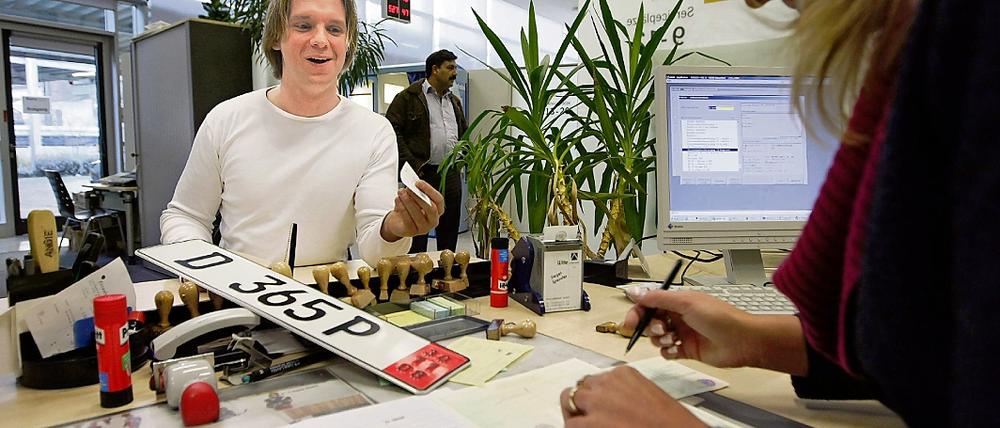 Hat das aufwendige Zulassungsprozedere bald ein Ende? Beim unbürokratischen Weg zum neuen Nummernschild sind noch einige Hürden zu nehmen.
