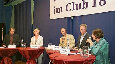 Warum gibt es maximal nur zehn Jahre für einen Mord? Über diese und andere Fragen etwa dem nach der Höhe des Mindestlohnes diskutierten Jan Syre, Andrea Wicklein, Rolf Kutzmutz und Cornelia Behm unter Mithilfe von Moderator Lutz Kükren (m.).