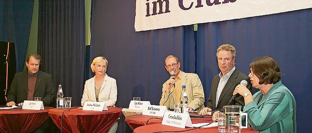 Warum gibt es maximal nur zehn Jahre für einen Mord? Über diese und andere Fragen  etwa dem nach der Höhe des Mindestlohnes  diskutierten Jan Syre, Andrea Wicklein, Rolf Kutzmutz und Cornelia Behm unter Mithilfe von Moderator Lutz Kükren (m.).