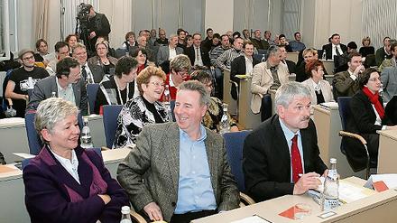 Die Fraktion der Linke im Potsdamer Rathaus, Anita Tack, Rolf Kutzmutz und Hans-Jürgen Scharfenberg (vorne v.l.) wird ohne ihr 17. Mitglied auskommen müssen: Pete Heuer tritt aus der Fraktion aus. Die Linke bleibt aber stärkste Fraktion vor der SPD.