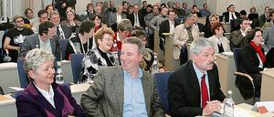 Die Fraktion der Linke im Potsdamer Rathaus, Anita Tack, Rolf Kutzmutz und Hans-Jürgen Scharfenberg (vorne v.l.) wird ohne ihr 17. Mitglied auskommen müssen: Pete Heuer tritt aus der Fraktion aus. Die Linke bleibt aber stärkste Fraktion vor der SPD.