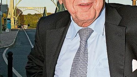 Eine Legende am legendären Ort: Ex-Außenminister Hans-Dietrich Genscher (FDP), reiste gestern über die Glienicker Brücke an  wie bereits 1988.
