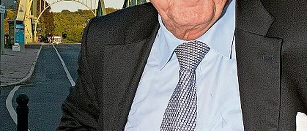 Eine Legende am legendären Ort: Ex-Außenminister Hans-Dietrich Genscher (FDP), reiste gestern über die Glienicker Brücke an wie bereits 1988.