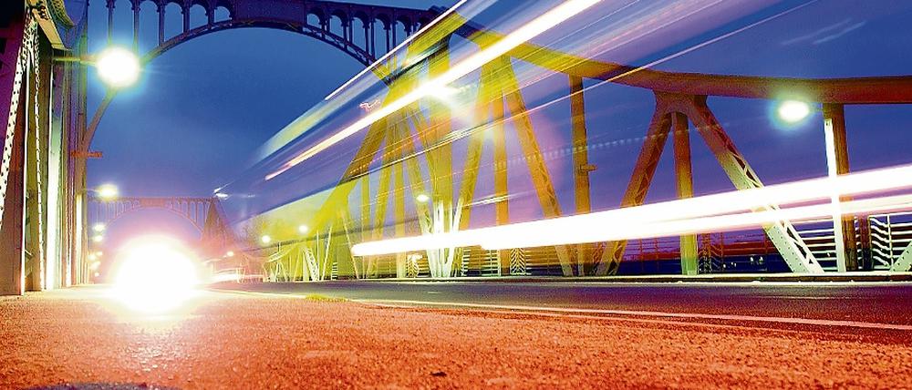 Die Glienicker Brücke  einst Symbol der Teilung, heute verbindendes Element zwischen Ost und West. Doch ist die Teilung 20 Jahre nach dem Mauerfall tatsächlich überwunden? Darüber diskutieren unweit der Brücke in Griebnitzsee Politologen aus aller Welt.