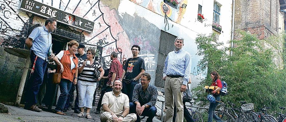 Erstmaliger Besuch: Etwa 15 Stadtverordnete verschiedener Fraktionen haben sich gestern im alternativen Archiv-Kulturzentrum in der Leipziger Straße über die Probleme des von Schließung bedrohten Hauses informiert.