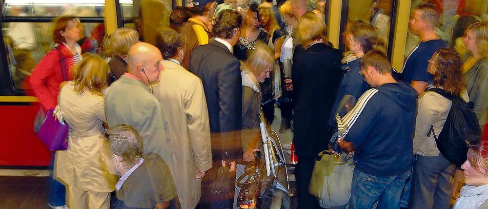 Engpass. Gedränge am Bahnsteig der S 1 an der Friedrichstraße.