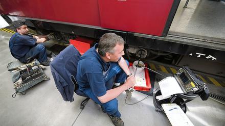 Außer Betrieb. In der Werkstatt Wannsee prüft ein Mitarbeiter per Ultraschall das Rad eines S-Bahnzuges der 481er-Baureihe.