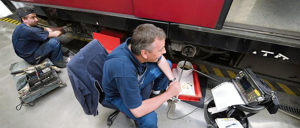Außer Betrieb. In der Werkstatt Wannsee prüft ein Mitarbeiter per Ultraschall das Rad eines S-Bahnzuges der 481er-Baureihe.