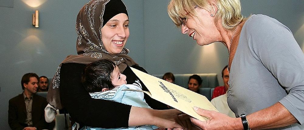 Eingebürgert wurde auch Ailin Al-Bustani mit ihrem Sohn Hussein.