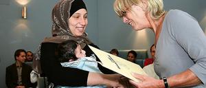 Eingebürgert wurde auch Ailin Al-Bustani mit ihrem Sohn Hussein.