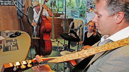 Auf Kundenfang. An neun ungewöhnlichen Orten in Potsdam, wie hier im Radio 1-Studio, ging am gestrigen Donnerstag das Potsdamer Mückenheimer Trio auf die Suche nach neuen Jazzfans, die es für das Potsdamer Jazzfestival zu begeistern galt.