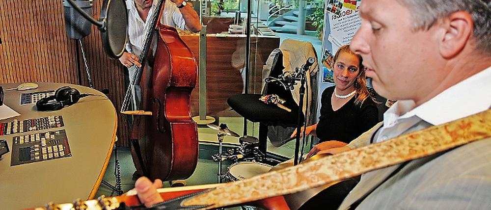 Auf Kundenfang. An neun ungewöhnlichen Orten in Potsdam, wie hier im Radio 1-Studio, ging am gestrigen Donnerstag das Potsdamer Mückenheimer Trio auf die Suche nach neuen Jazzfans, die es für das Potsdamer Jazzfestival zu begeistern galt.