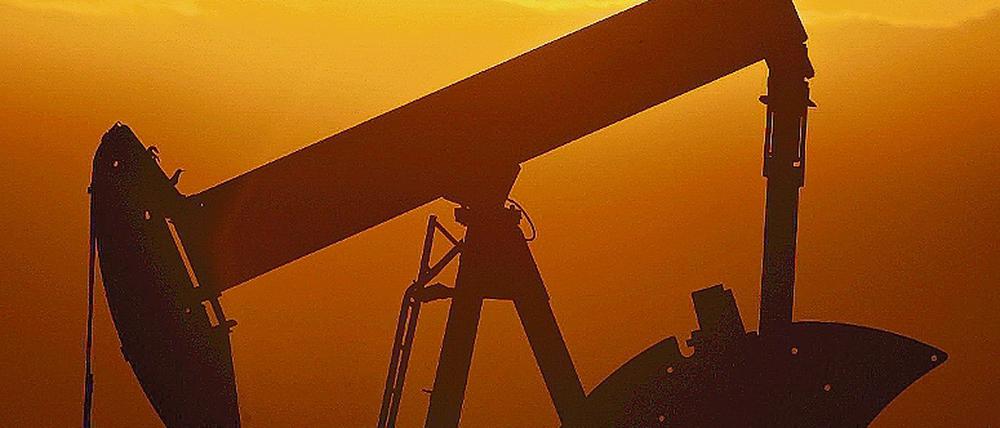 Eine Ölpumpe im Licht der aufgehenden Sonne in Oklahoma. Um neue Fördermöglichkeiten zu erschließen, suchen Erdölkonzerne wie ExxonMobil die Zusammenarbeit mit den Geowissenschaften. Eine Kooperation, von der beide Seiten profitieren können.