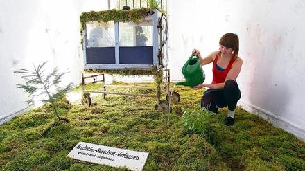 Taufrisch: Vera Warnsing gießt ihr Kunstwerk in den Räumen der einstigen Beelitzer Heilstätten.