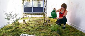 Taufrisch: Vera Warnsing gießt ihr Kunstwerk in den Räumen der einstigen Beelitzer Heilstätten.