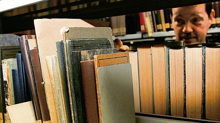 Die Magazinbestände sollen um die Hälfte reduziert und in andere Archive und Bibliotheken gegeben werden.