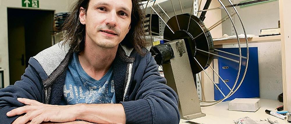 Sein Gesicht kennt oft nicht einmal das Filmteam. Der Babelsberger Jörg Hauschild ist Filmschnittmeister, unter anderem für Andreas Dresen. Im oft stundenlangem Material sucht er die perfekten Momente und komponiert den fertigen Film. Drei Monate arbeitet er an einem Film wie Whisky mit Wodka.