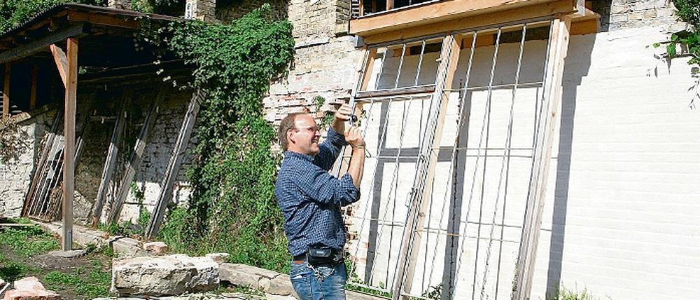So soll es einmal aussehen: Winzerberg-Bauvereinschef fotografiert die Musterfläche, die den sanierten Zustand zeigt, in dem sich alle Terrassen der Weinberg-Anlage in sechs Jahren präsentieren sollen.
